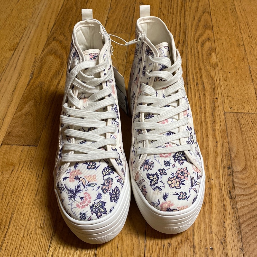 NWT Women’s Thread Cassie (floral) Sneakers, size 6.5